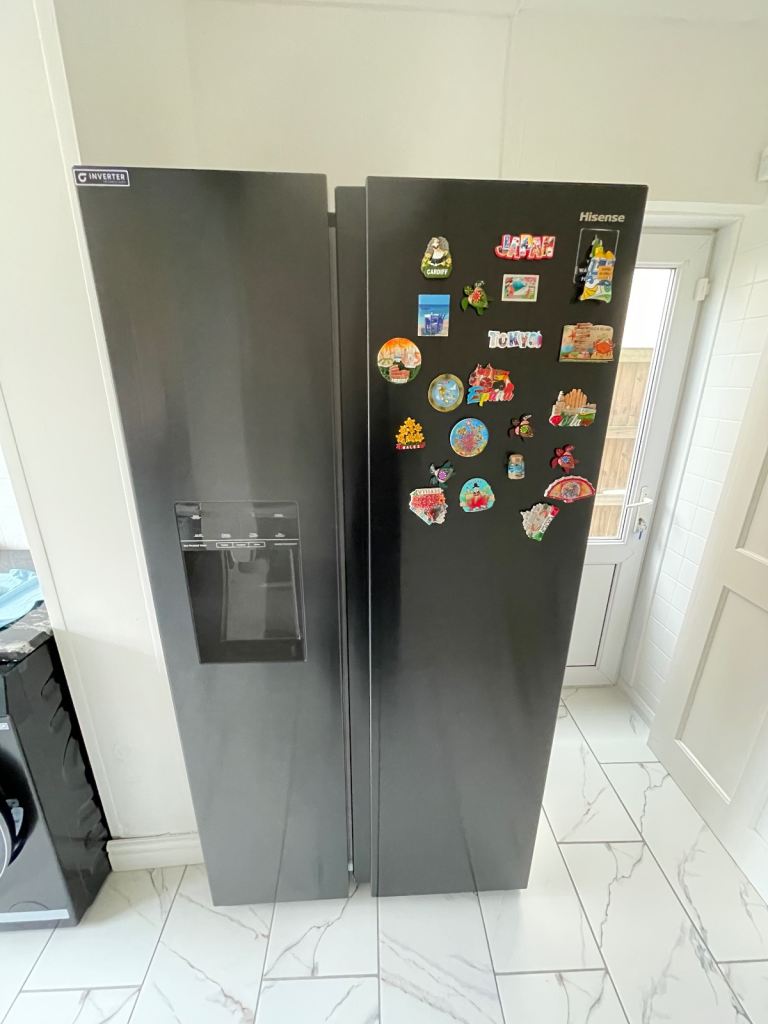 Hisense American Style Fridge Freezer with Water Dispenser