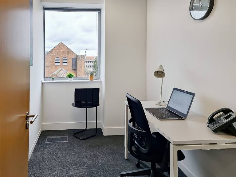 Crawley - RH10 1JH \ Private Office for 1 Person