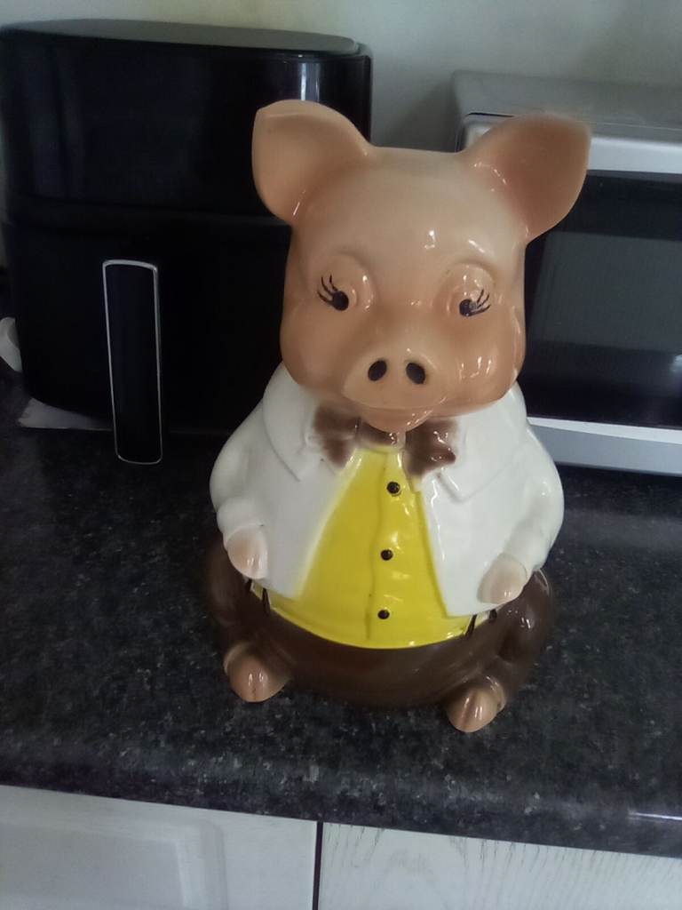 Charming Ceramic Pig Figurine – Excellent Condition