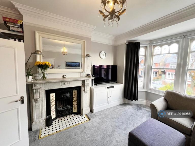 1 bedroom flat in Rodenhurst Road, London, SW4 (1 bed) (#2946966)