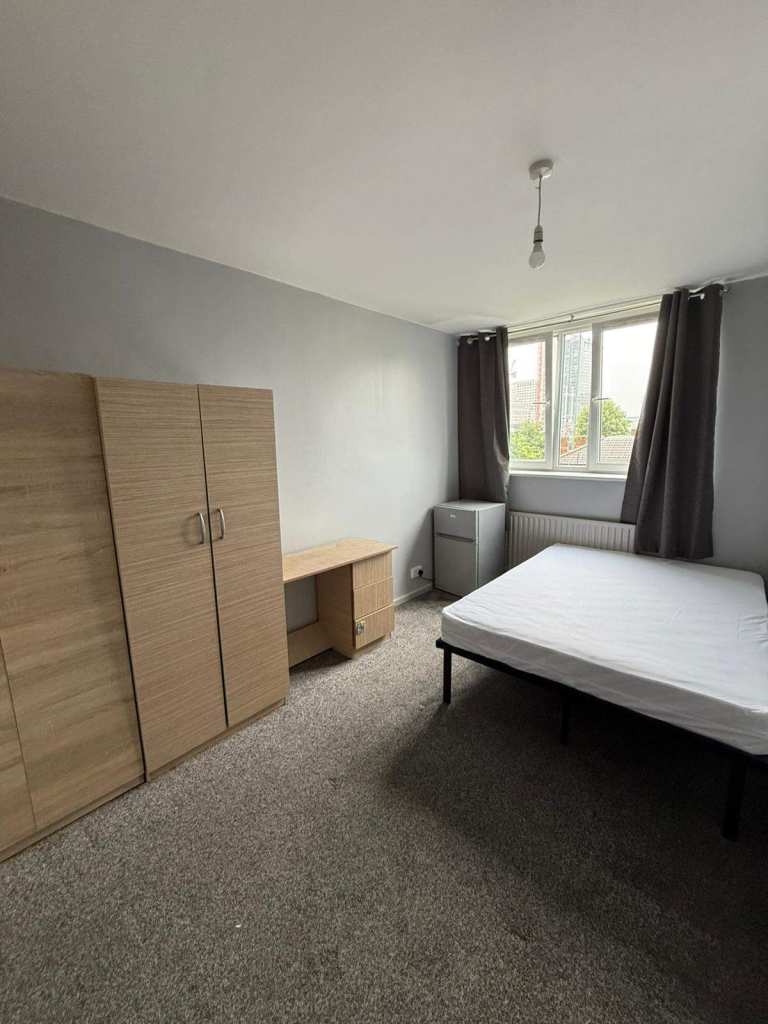 DOUBLE ROOM AVAILABLE NOW CANARY WARF, E14– 3 minutes from station