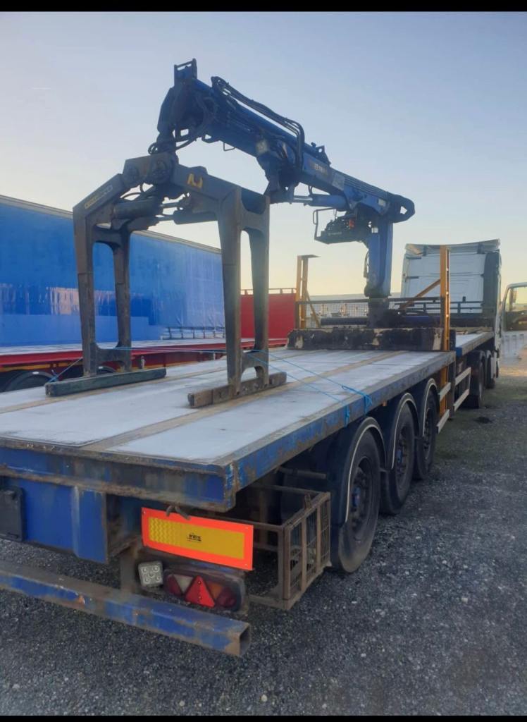SDC trailer flatbed brick crane. 