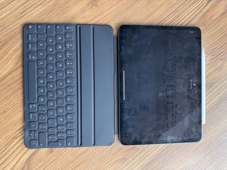 iPad Pro 11 inch 64gb A1934 + Pencil + Keyboard folio