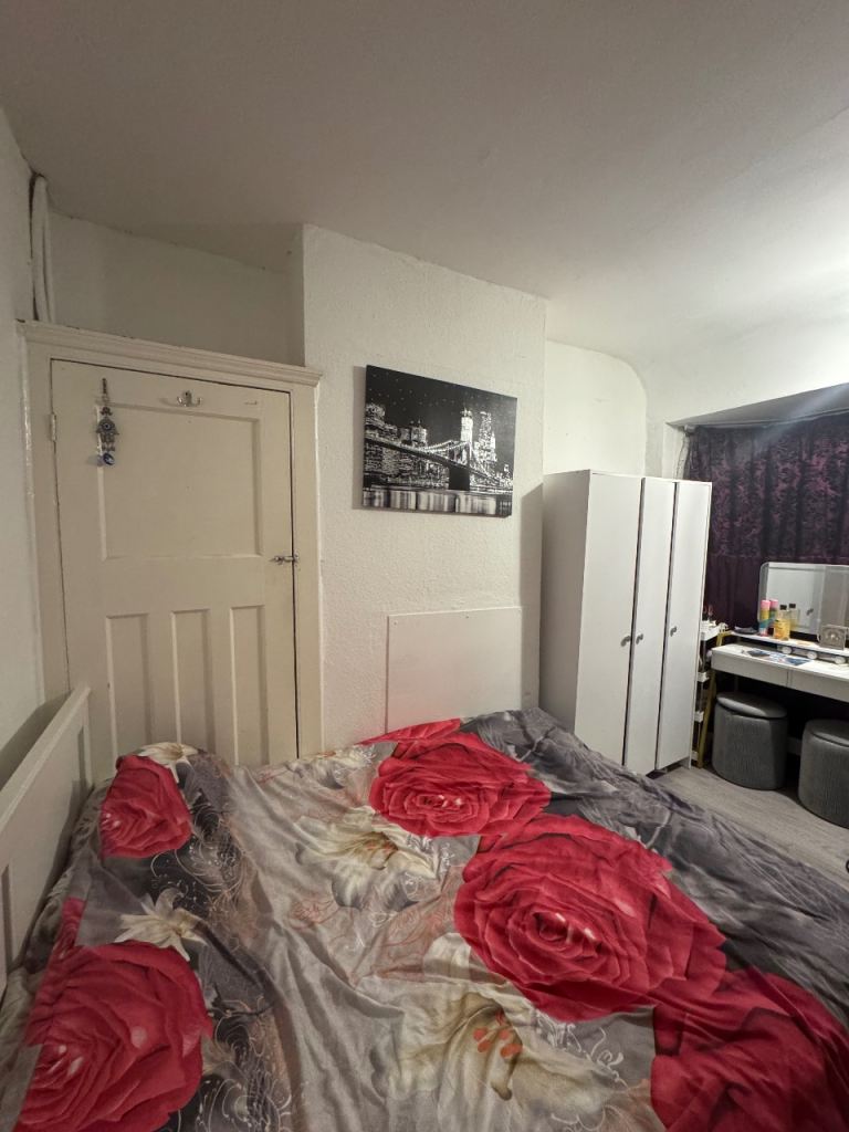 Double room for rent in Southall ub 1 for 2 Girls  Punjabi