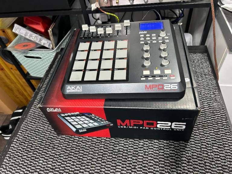 Akai MPD26 USB/MIDI Pad Control Unit fot DJ's and music producers (boxed)
