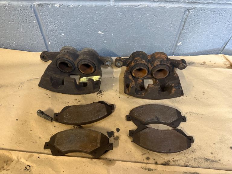 Ford Transit MK7 2.2 brake calipers fwd 