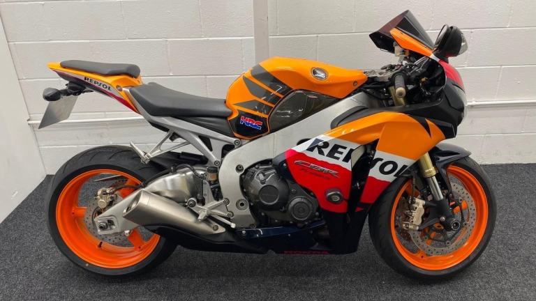 HONDA CBR1000RR ** CRASH PROTECTORS - ALL KEYS AND BOOKS - 12 MONTHS MOT **