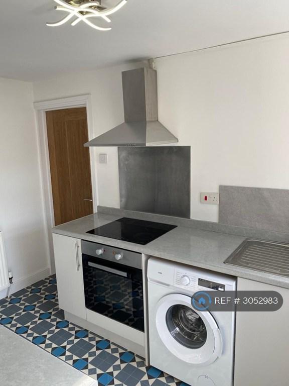 1 bedroom flat in Harriet Street, Penarth, CF64 (1 bed) (#3052983)
