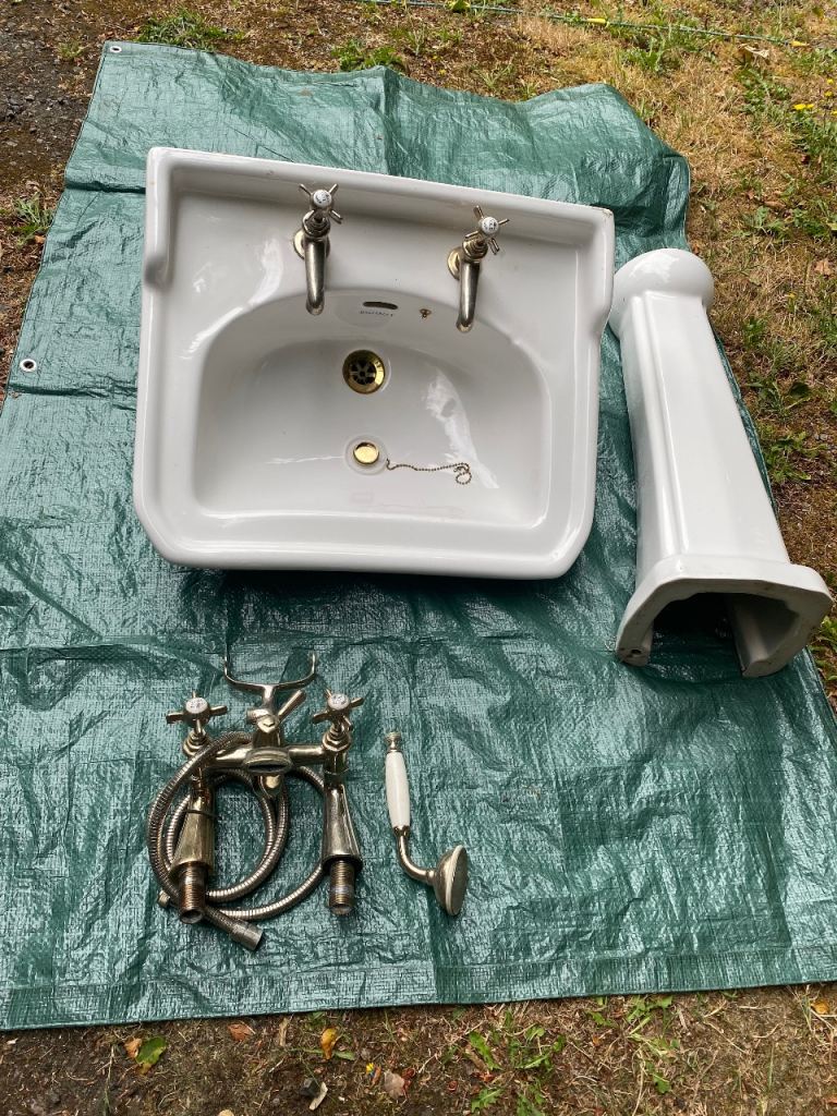 White Ceramic Basin with Pedestal and Taps – also includes matching bath tap Good Condition