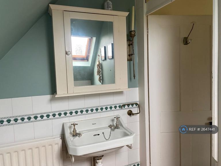 2 bedroom flat in Rose Hill, Dorking, RH4 (2 bed) (#2647441)