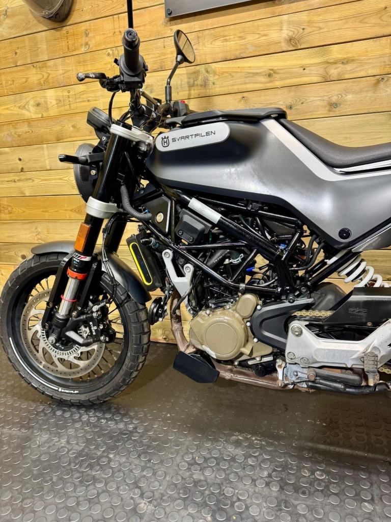 Husqvarna SVARTPILEN 125 / 2021 model / covered 11.3k miles 