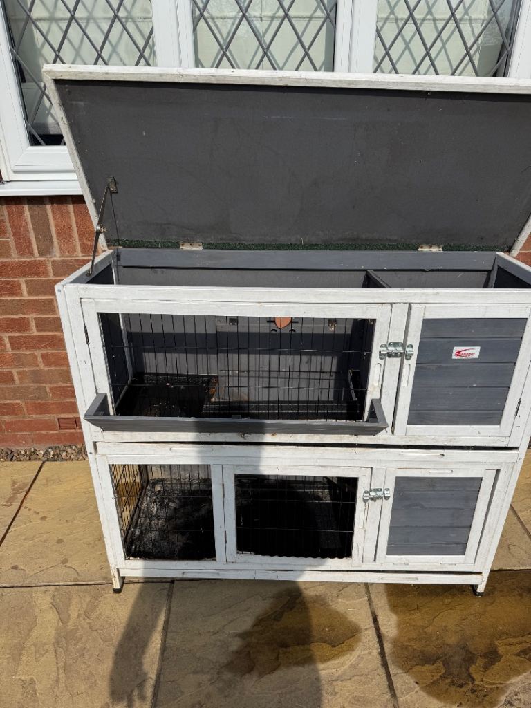 Rabbit hutch with cover 