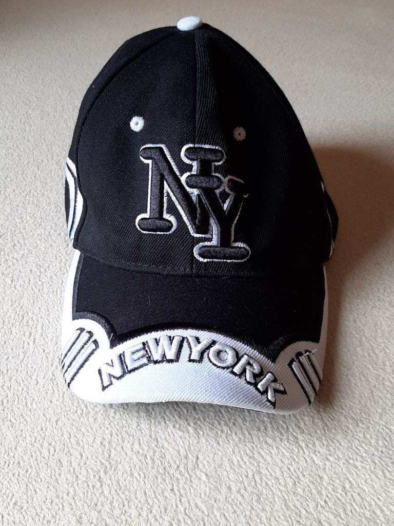 Selling a stylish, brand new New York baseball cap brought directly as a souvenir from NYC.