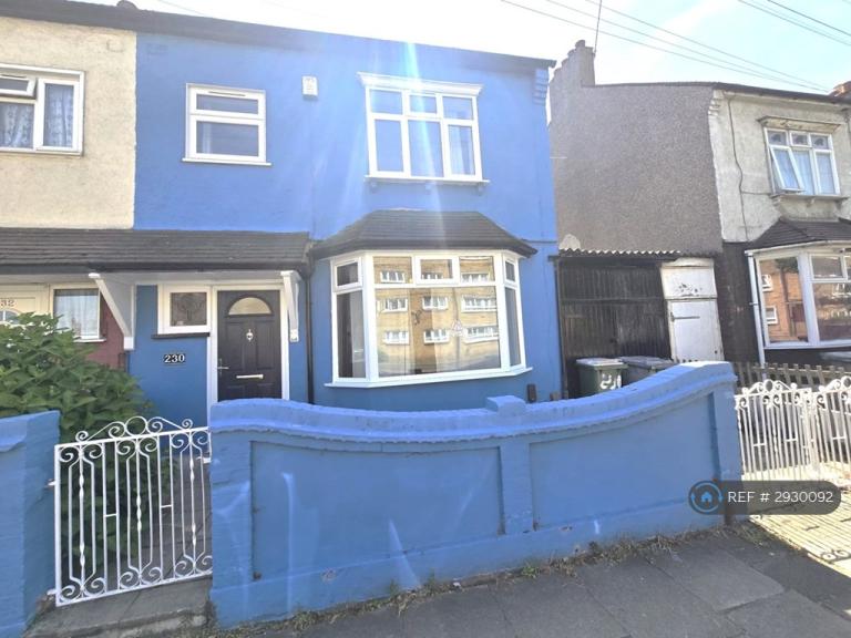 4 bedroom flat in Lonsdale Avenue, London, E6 (4 bed) (#2930092)
