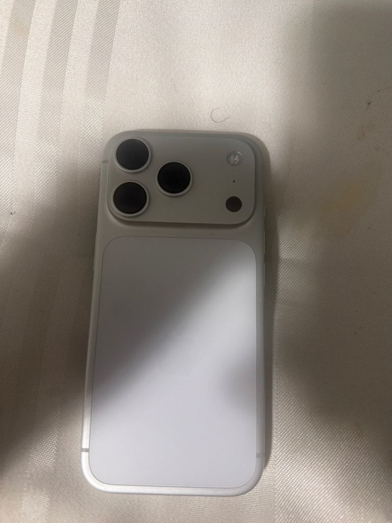 Apple iPhone 17 Pro in White – Good Condition