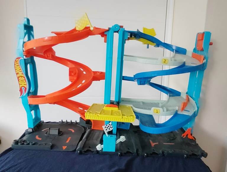 HOT WHEELS TOWER