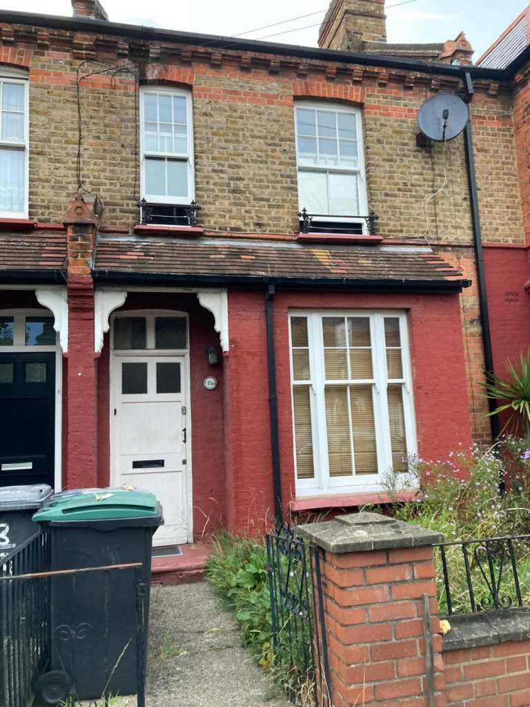 Double room in wood green, near the station.
