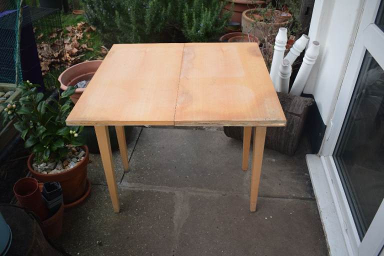 FREE table 80x80cm (80x40cm when folded)