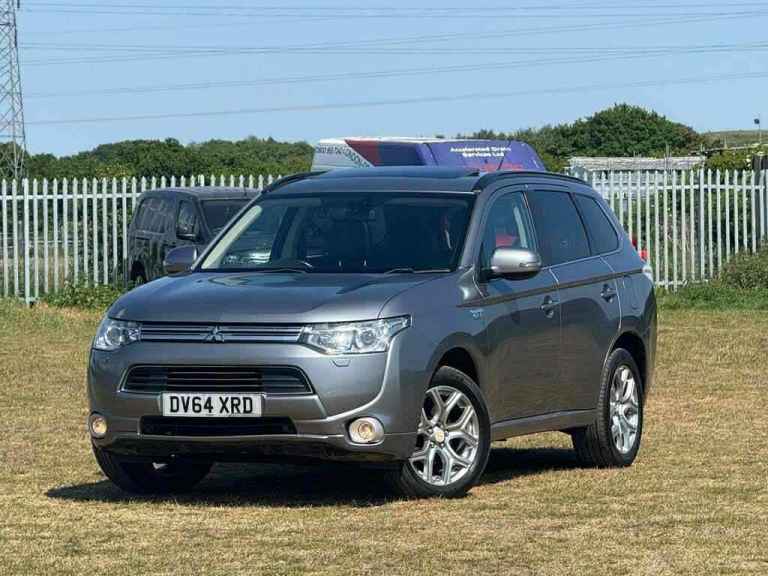 Mitsubishi Outlander (2015)  with a tow bar 