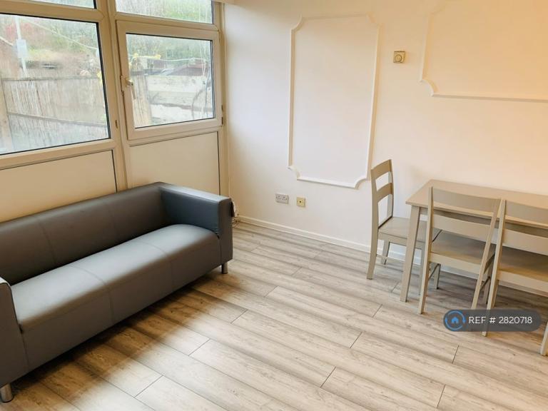 4 bedroom flat in John Barnes Walk, London, E15 (4 bed) (#2820718)