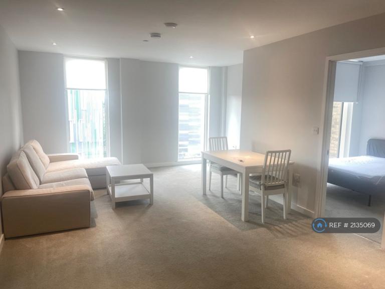 2 bedroom flat in Burlington Square, Manchester, M15 (2 bed) (#2135069)