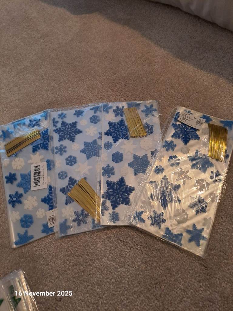 100 clear blue and white Christmas cello bags, approx 27cm x 12cm