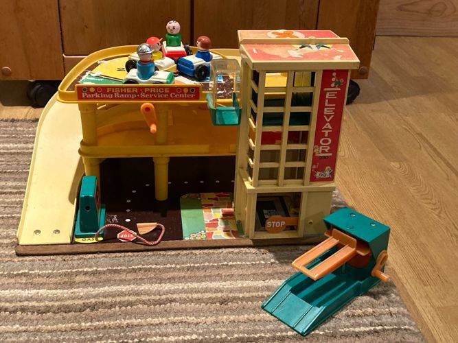 Vintage 1970s Fisher Price Garage with 4 cars and 4 drivers in vgc.