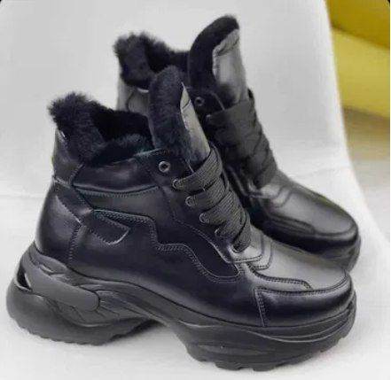 Sneakers made of genuine leather and fur