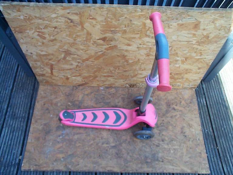 Yvolution Kids Scooter – Pink, Good Condition
