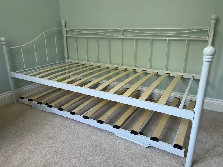 Metal single day-bed frame with trundle *IMMACULATE CONDITION*