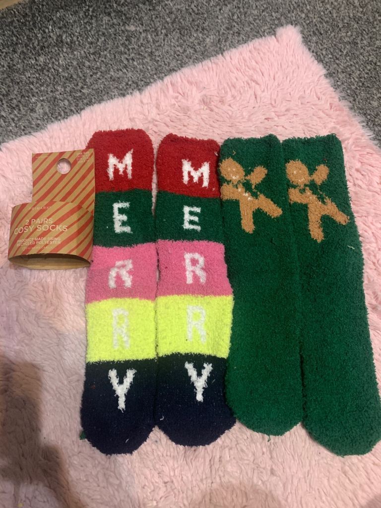 BRAND NEW PACK OF 2 CHRISTMAS PRINT FLUFFY SOCKS
