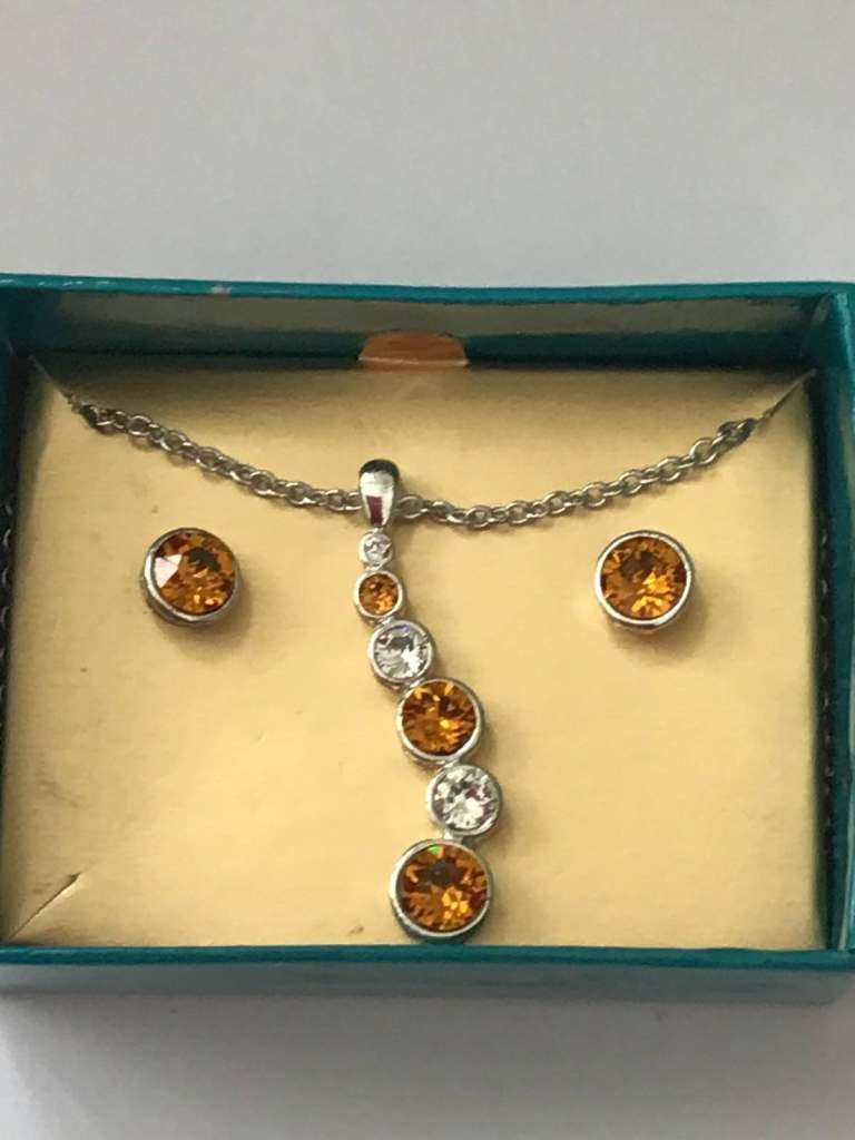 Lovely Jewellery Set with Amber glass e and Clear Stones – As Good As New
