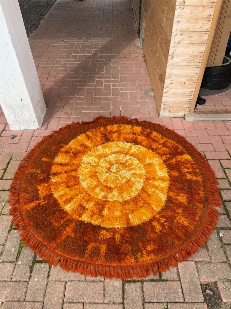 Beautiful sun burst carpet/rug 