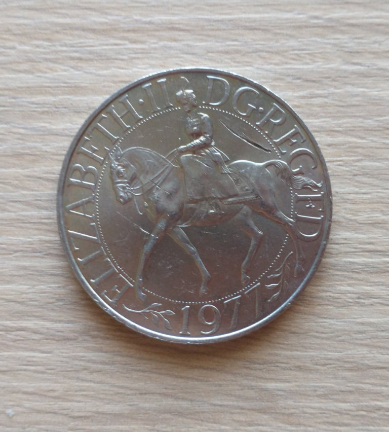 Crown coin 1977 HRH Queen Elizabeth II Silver Jubilee