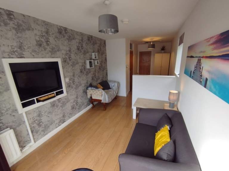 Modern en-suite accommodation in quiet residential area, bills included *available from 5 Sept*