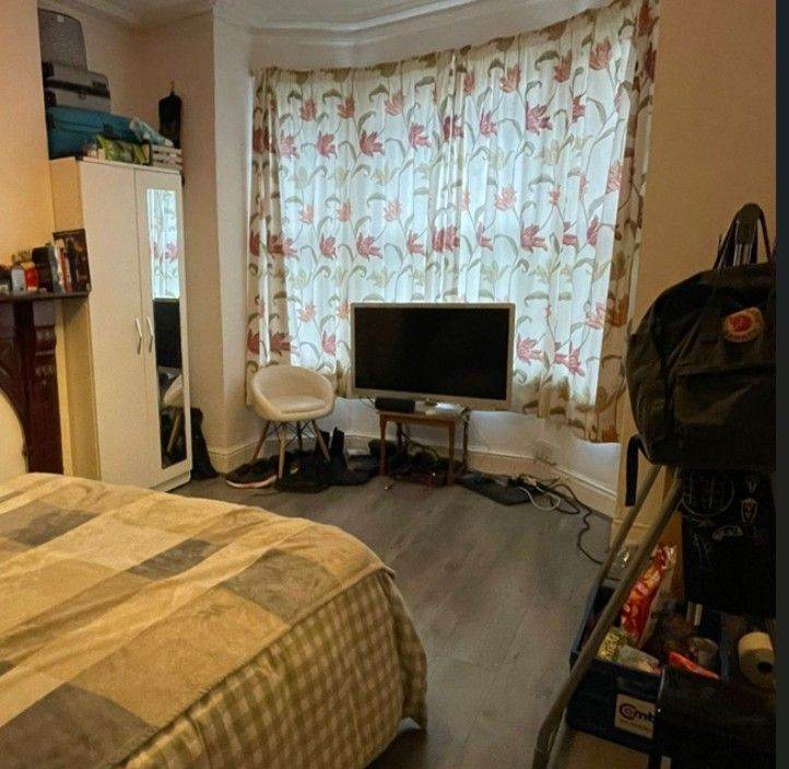 A Fully Furnished Double Room on a highstreet