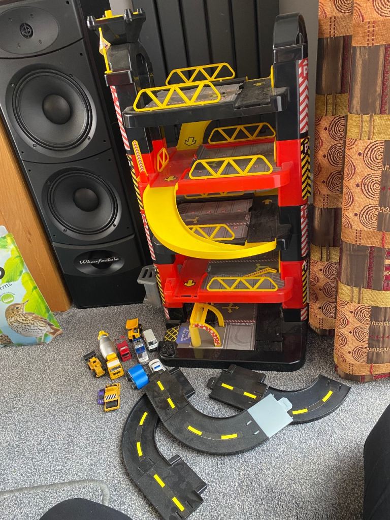 Kids toy garage with bundle of cars . Great condition 