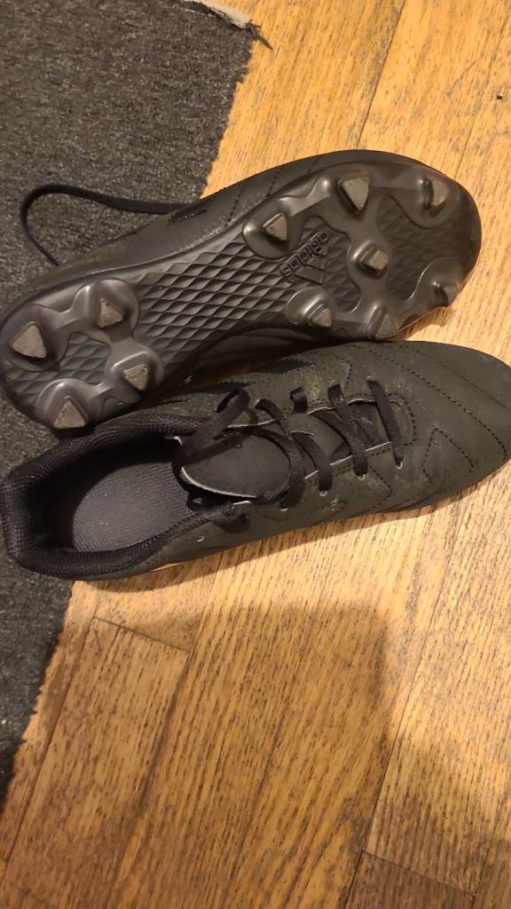 Girls football boots