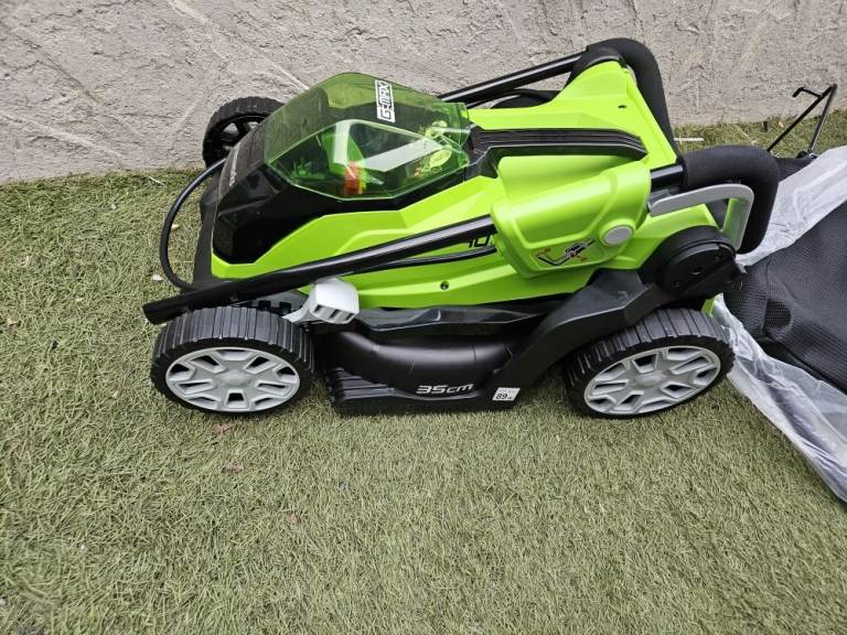 Greenworks 40V Cordless Lawnmower for lawns 35cm Cutting Width 40L includes 2 batteries and charger