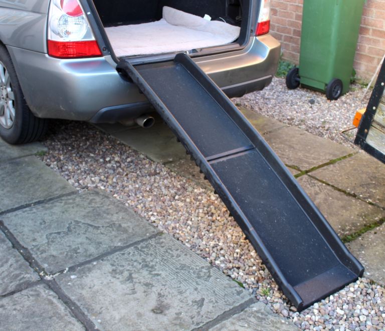 FOLDABLE LIGHTWEIGHT DOG RAMP WITH NON SLIP SURFACE 