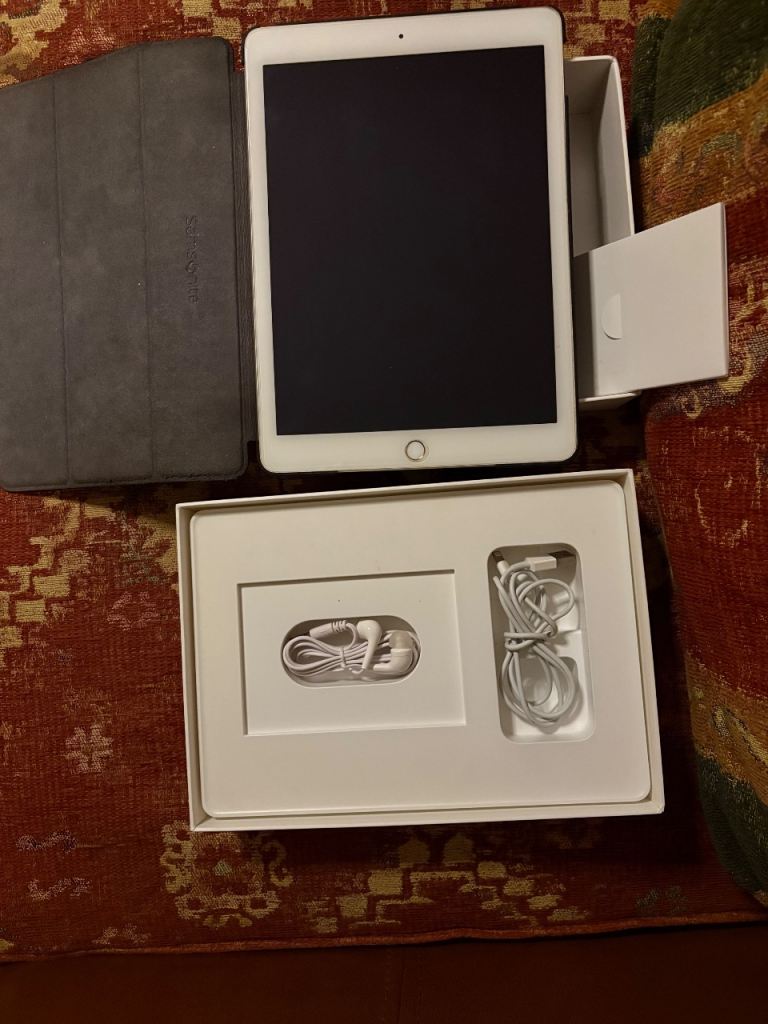 iPad Air 2, WiFi like new, Boxed with Headphones and charger 