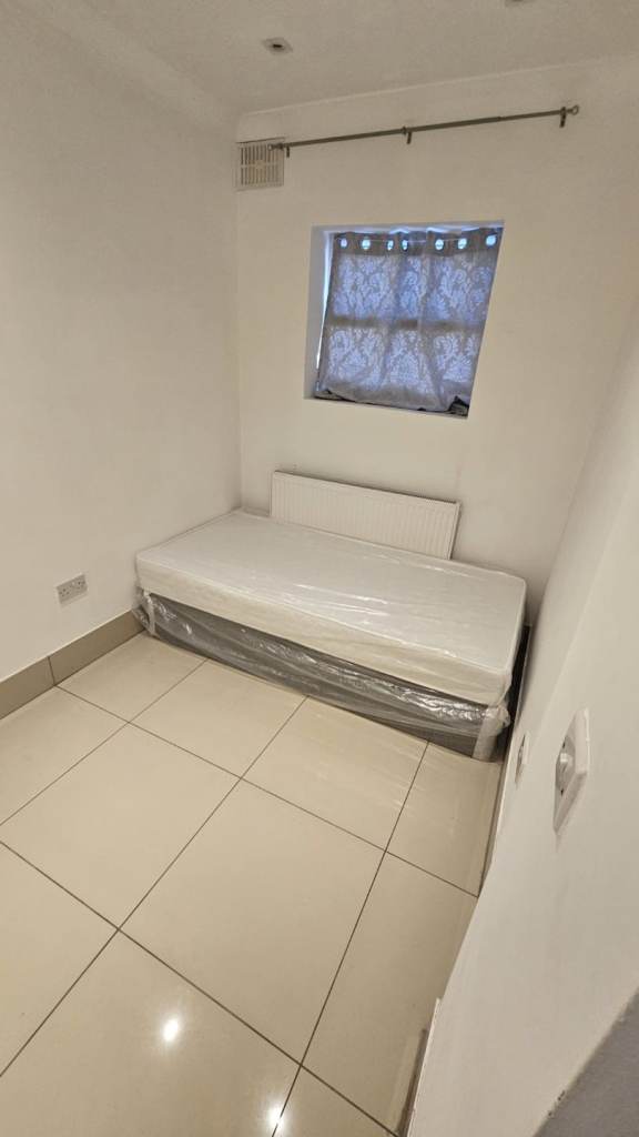 Single room available in East ham 