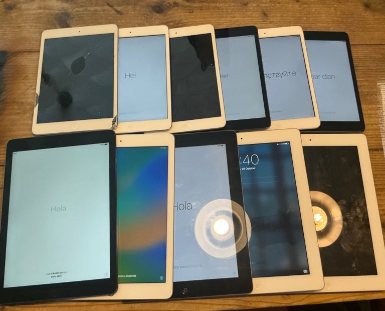 Large bundle of various Apple  iPads all power on, but spares /repairs only 