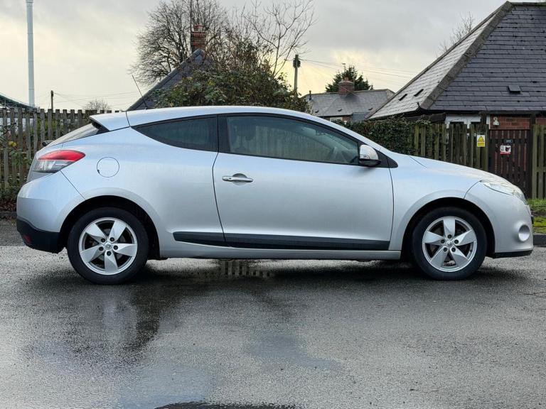2011 Renault Megane 1.6 16V Dynamique TomTom Euro 5 3dr COUPE Petrol Manual