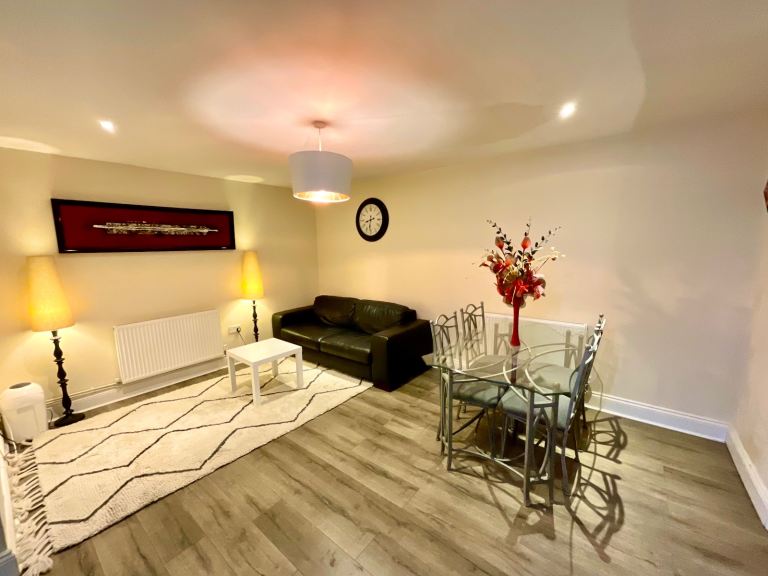 Large 2 bedroom flat ( CF116AH ) 