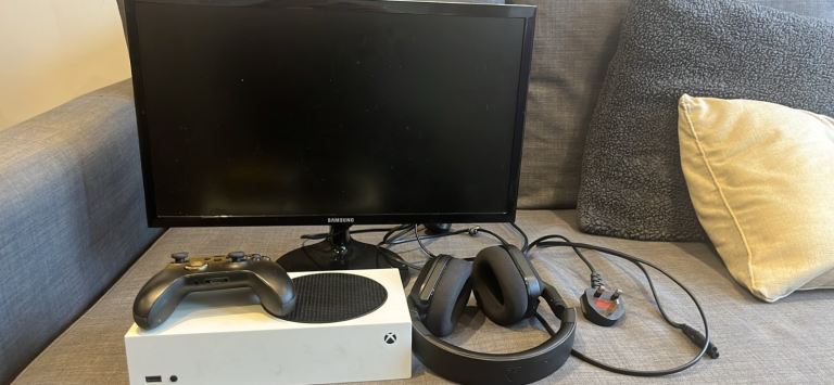 Xbox series s set up (monitor, controller, headset included) 
