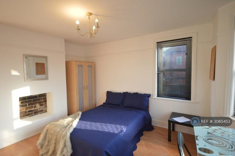 3 bedroom flat in Winton, Bournemouth, BH9 (3 bed) (#3065453)