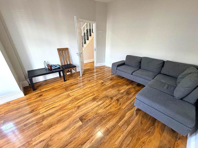 Excellent condition spacious 4 bedrooms house in Ilford