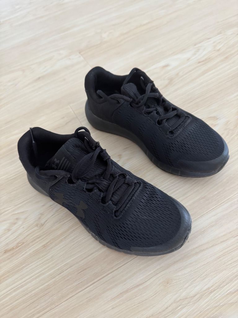Unisex black Under Armour trainers UK size 4