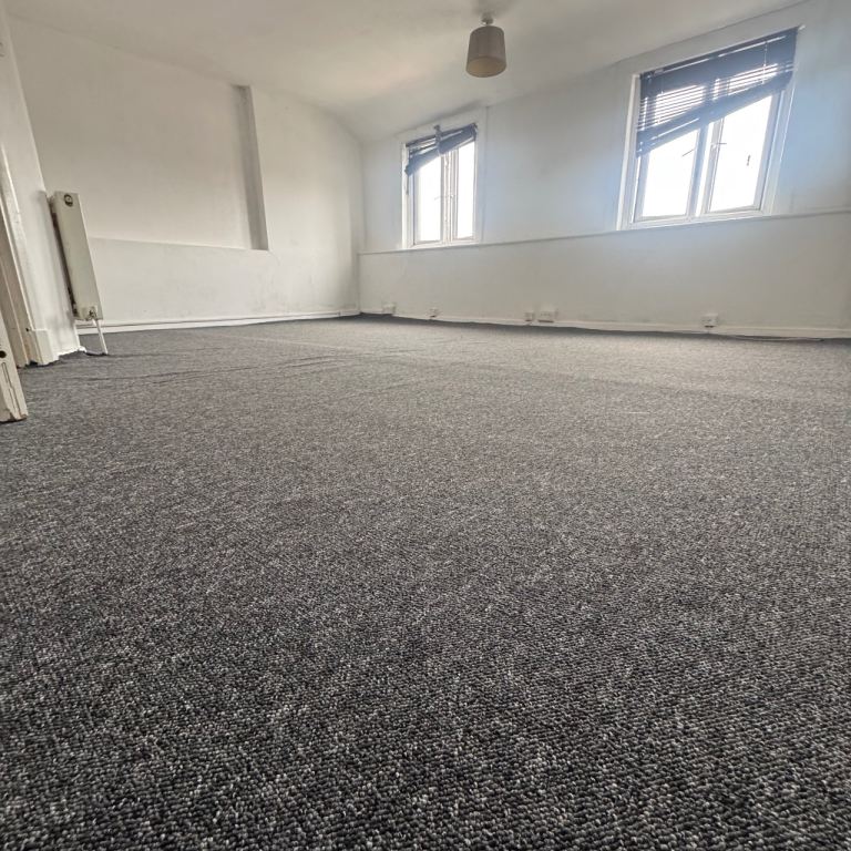 Large 2 story 3 Bed flat with private parking in Rochester 